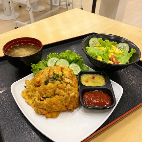 เซ็ตข้าวไข่เจียวเเซลมอล+ซุปมิโซะ+สลัดผัก