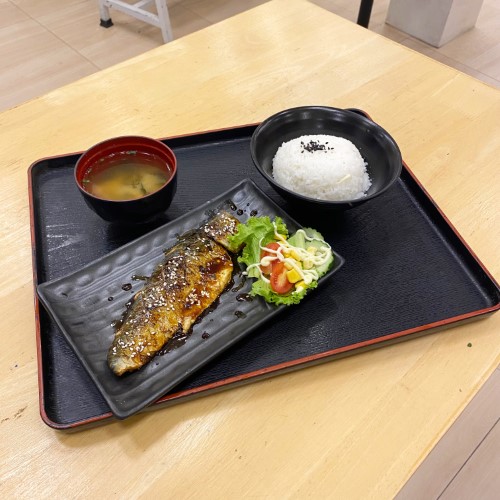 เซ็ตข้าวปลาซาบะย่างซีอิ้ว+ซุปมิโซะ+สลัดผัก