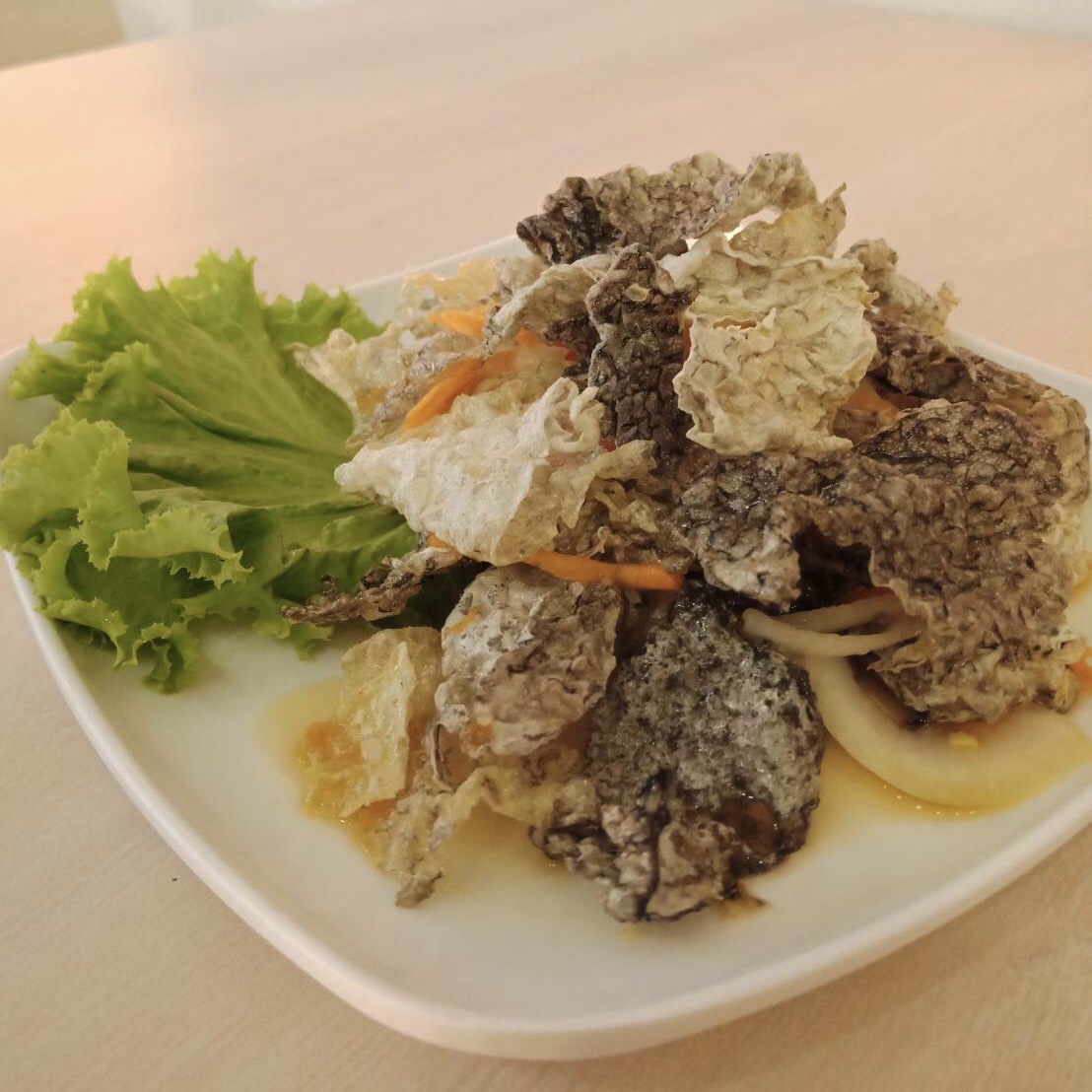 ยำหนังปลาแซลมอนทอดกรอบ