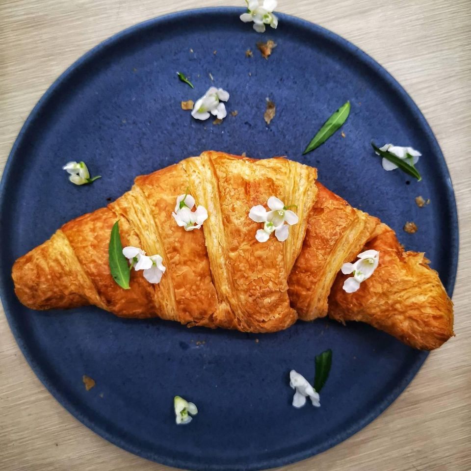 ครัวซองต์เนยสด PLAIN CROISSANT