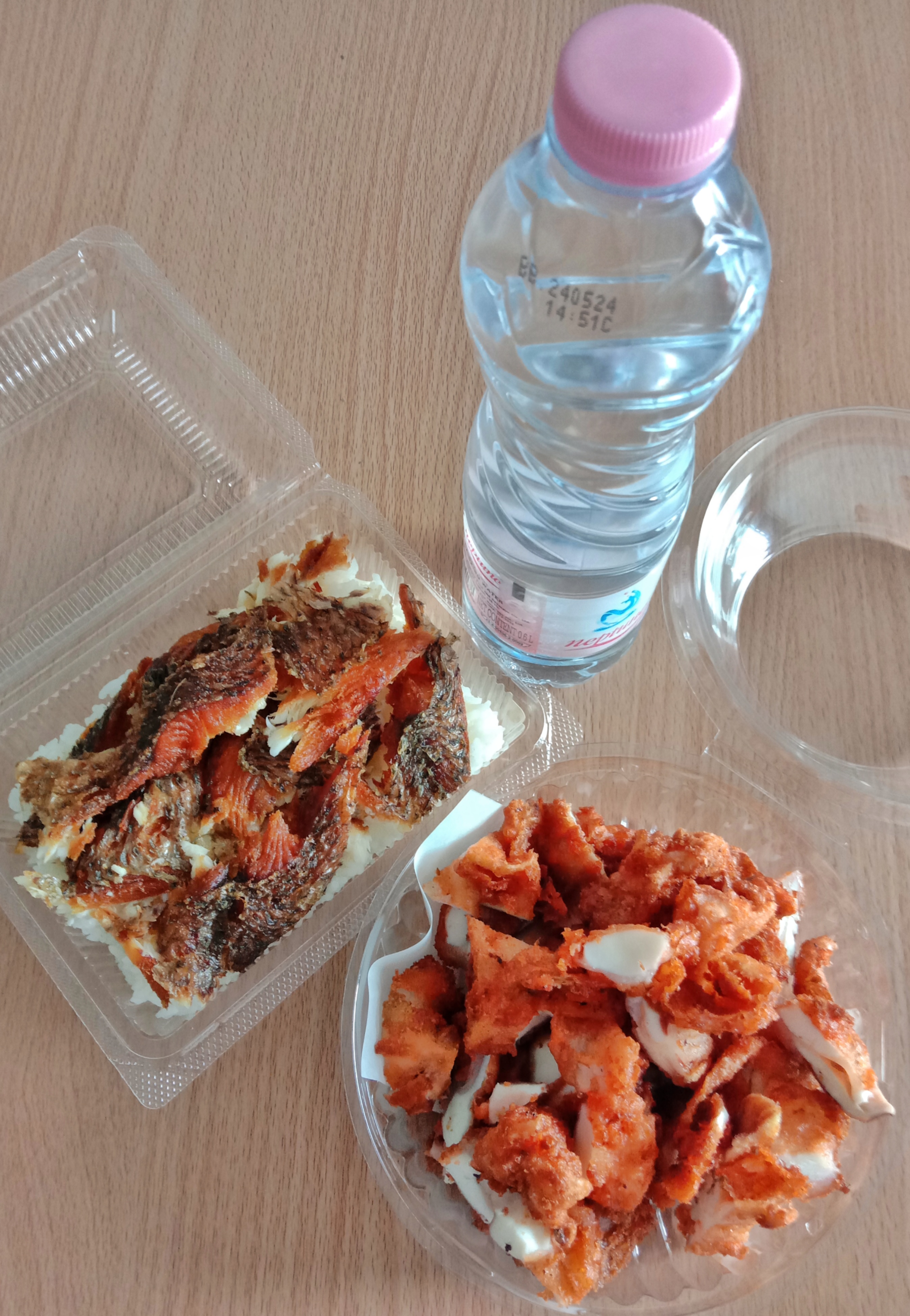 ข้าวปลาแกะ กุ้งทอดชุดเล็ก น้ำดื่ม