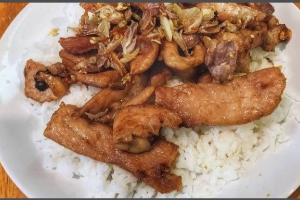 ข้าวหมูทอดกระเทียม  ( เตี๋ยวปลา ซอย 5 )