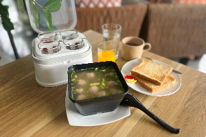 เซ็ต A (ข้าวต้มเครื่องหมู/ไก่ + ชา/โอวัลติน/กาแฟ + ขนมปัง + น้ำผลไม้)