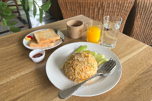 เซ็ต B (ข้าวผัดหมู/ไก่ + ชา/โอวัลติน/กาแฟ + ขนมปัง + น้ำผลไม้)