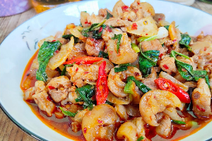 ผัดเผ็ดขาหมูราดข้าว