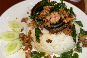 ข้าวกะเพรา ไข่เยี่ยวม้า