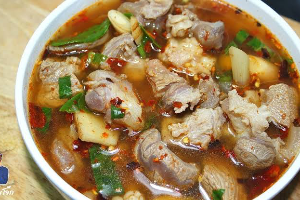 ตัมแซ่บเนื้อ(ស្ងោជ្រួកសាច់គោ)