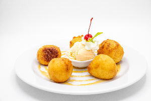 กล้วยชุปแป้งทอด + ไอศกรีม ( Banana Fritter )