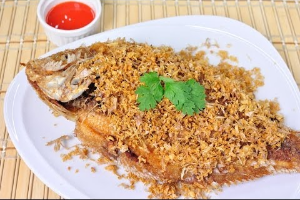 ปลากระพงทอดกระเทียม