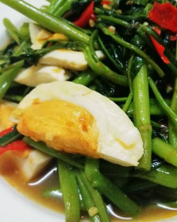 ผัดผักบุ้งไข่เค็ม