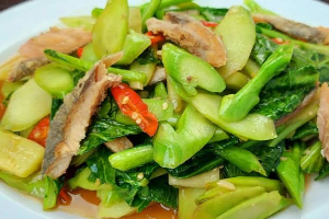 ผัดผักคะน้าปลาเค็ม (STIR FRIED KALAS WITH SALTED FISH)