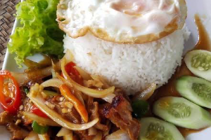 ข้าวสวยเครื่องแกงไก่+ไข่ดาว (ข้าวสวยพริกไก่+ไข่ดาว (CHICKEN PLAIN RICE WITH FRIED CURRY+FTIED EGG)