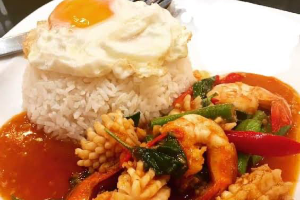 ข้าวสวยเครื่องแกงทะเล+ไข่ดาว ( SEAFOOD PLAIN RICE WITH FRIED CURRY+FRIED EGG)