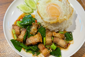 ข้าวคะน้า หมูกรอบ