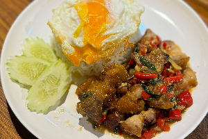 ข้าวกะเพรา หมูกรอบ