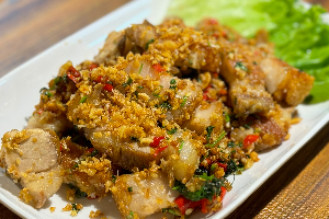 หมูกรอบคั่วพริกเกลือ