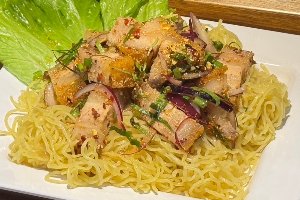 ลาบบะหมี่ หมูกรอบ