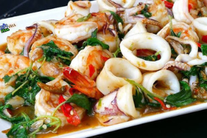 ผัดกะเพราทะเล  (Stir-fried seafood with basil)