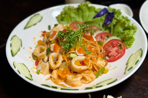 สปาเก็ตตี้หมึกผัดไข่เค็ม