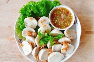 Stream fish ball with spicy sauce-ลูกชิ้นปลาลวก
