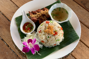 ข้าวผัดพริกเกลือ หมูทอด (Fried Rice with Chili and Salt/Fried Pork)
