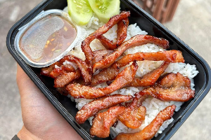 ข้าวหมูแดดเดียวทอด