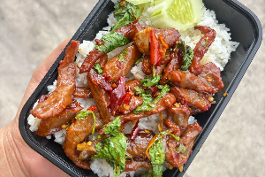 ข้าวกะเพราหมูแดดเดียวพริกแห้ง