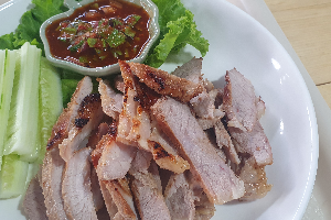 หมูย่างเนยจิ้มแจ่ว