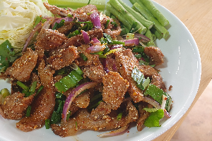 น้ำตกหมูพริกหอม