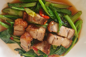 ผัดคะน้าหมูกรอบ