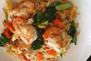 ผัดมาม่ากุ้ง