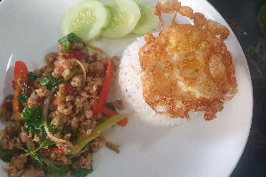 ข้าวกะเพราหมูสับไข่ดาวกรอบ