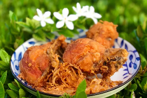 อกไก่พร้อมหอมเจียว