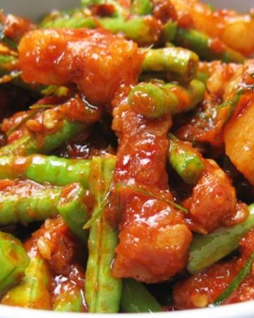ถั่วฝักยาวผัดพริกแกงหมูสามชั้น (กับข้าว)