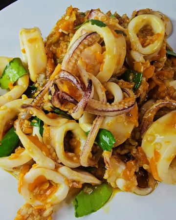 ปลาหมึกผัดพริกเหลือง (กับข้าว)