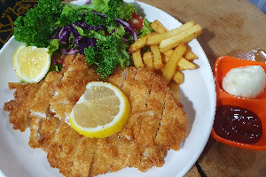 Schnitzel (Tempura)- ชุบแป้งทอดกรอบ + เฟรนฟราย