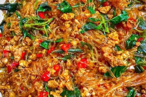 ข้าวกะเพราวุ้นเส้นหมูสับ