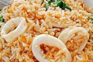 ข้าวผัดปลาหมึก