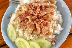 ข้าวหมูกะเทียม