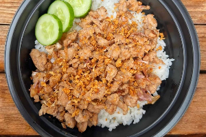 ข้าวหมูสับกะเทียม