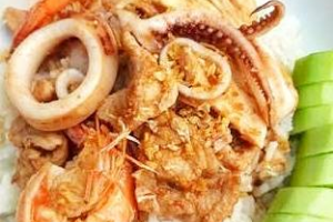 ข้าวรวมมิตรกะเทียม