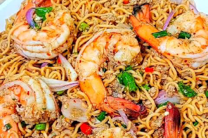 ยำลาบมาม่ากุ้งสุก