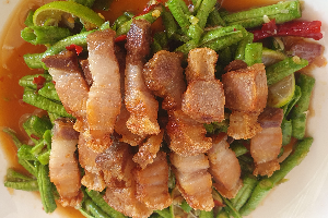 ตำถั่วฝักยาวหมูกรอบ