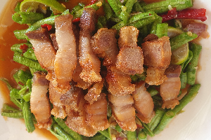 ตำถั่วฝักยาวหมูกรอบ