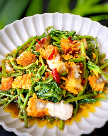 หมูกรอบผัดกระเฉดไฟแดง