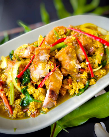 หมูกรอบผัดผงกะหรี่