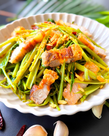 ผักบุ้งแก้วหมูกรอบ