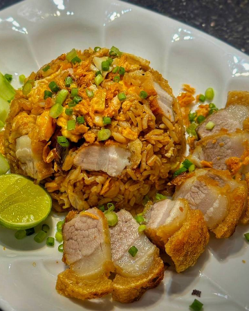 ข้าวผัดหมูกรอบ