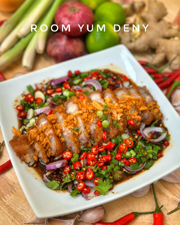 ยำหมูกรอบ