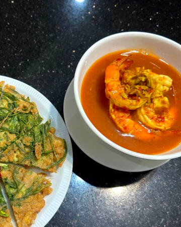 แกงส้มกุ้งชะอมทอด